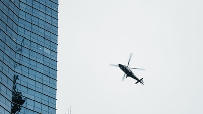 直升机飞近高层建筑
